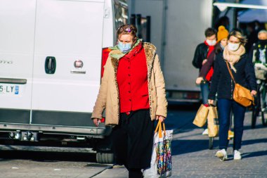 Reims France 09 Ocak 2021 Coronavirus salgını sırasında kimlikleri belirlenemeyen, maskeli insanların alışveriş yaptığı ve nüfusu kontrol altına almak için kilitlendiği yer.