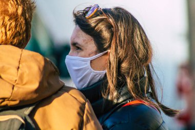 Reims France 09 Ocak 2021 Coronavirus salgını sırasında kimlikleri belirlenemeyen, maskeli insanların alışveriş yaptığı ve nüfusu kontrol altına almak için kilitlendiği yer.