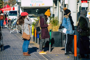 Reims France 09 Ocak 2021 Coronavirus salgını sırasında kimlikleri belirlenemeyen, maskeli insanların alışveriş yaptığı ve nüfusu kontrol altına almak için kilitlendiği yer.