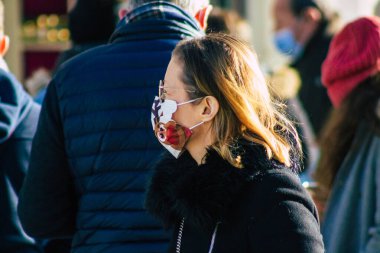 Reims France 09 Ocak 2021 Coronavirus salgını sırasında kimlikleri belirlenemeyen, maskeli insanların alışveriş yaptığı ve nüfusu kontrol altına almak için kilitlendiği yer.