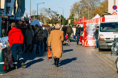 Reims France 09 Ocak 2021 Coronavirus salgını sırasında kimlikleri belirlenemeyen, maskeli insanların alışveriş yaptığı ve nüfusu kontrol altına almak için kilitlendiği yer.