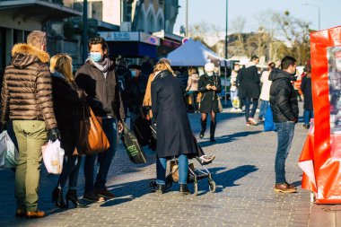 Reims France 09 Ocak 2021 Coronavirus salgını sırasında kimlikleri belirlenemeyen, maskeli insanların alışveriş yaptığı ve nüfusu kontrol altına almak için kilitlendiği yer.