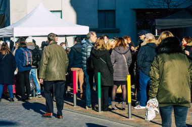 Reims France 09 Ocak 2021 Coronavirus salgını sırasında kimlikleri belirlenemeyen, maskeli insanların alışveriş yaptığı ve nüfusu kontrol altına almak için kilitlendiği yer.