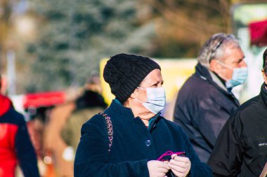 Reims France 09 Ocak 2021 Coronavirus salgını sırasında kimlikleri belirlenemeyen, maskeli insanların alışveriş yaptığı ve nüfusu kontrol altına almak için kilitlendiği yer.
