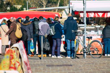 Reims France 09 Ocak 2021 Coronavirus salgını sırasında kimlikleri belirlenemeyen, maskeli insanların alışveriş yaptığı ve nüfusu kontrol altına almak için kilitlendiği yer.
