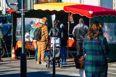 Reims France 09 Ocak 2021 Coronavirus salgını sırasında kimlikleri belirlenemeyen, maskeli insanların alışveriş yaptığı ve nüfusu kontrol altına almak için kilitlendiği yer.