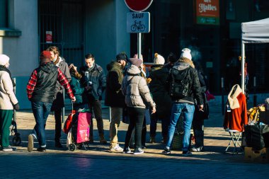 Reims France 09 Ocak 2021 Coronavirus salgını sırasında kimlikleri belirlenemeyen, maskeli insanların alışveriş yaptığı ve nüfusu kontrol altına almak için kilitlendiği yer.