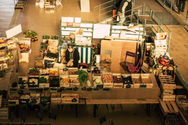 Reims France 09 Ocak 2021 Coronavirus salgını sırasında maskeli kimliği belirsiz kişilerin alışverişi ve nüfusu kontrol altına almak için kilitlenmesi