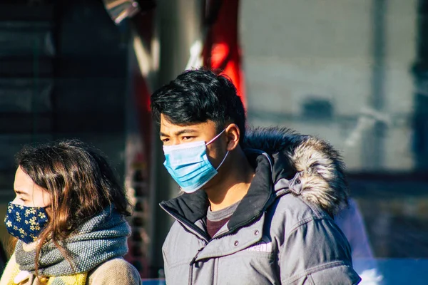 ランス フランス2021年1月9日コロナウイルス発生時にダウンタウンの市場で顔マスクショッピングを持つ未確認の人々のビューと人口の封じ込めを実施するためにロックダウン — ストック写真