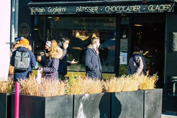Reims France 09 Ocak 2021 Coronavirus salgını sırasında kimlikleri belirlenemeyen, maskeli insanların alışveriş yaptığı ve nüfusu kontrol altına almak için kilitlendiği yer.