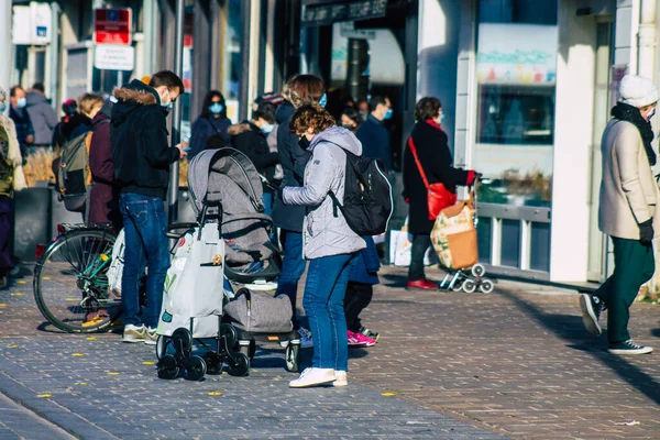 Reims France Styczeń 2021 Widok Niezidentyfikowanych Osób Maską Twarzy Robiących — Zdjęcie stockowe