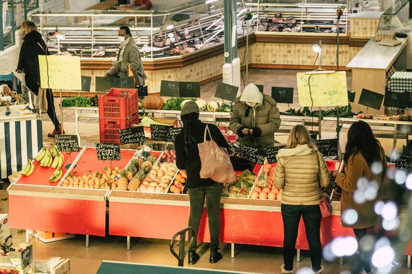 Reims Frankrike Januari 2021 Visa Oidentifierade Personer Med Ansiktsmasker Shopping — Stockfoto