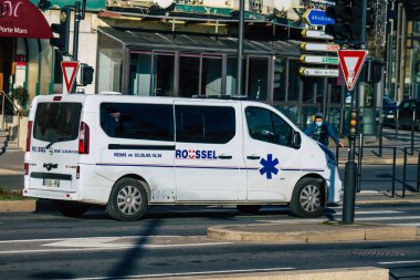 Reims France 09 Ocak 2021 Coronavirus salgını sırasında Fransa 'yı etkileyen geleneksel bir ambulansın caddelerde sürüşü