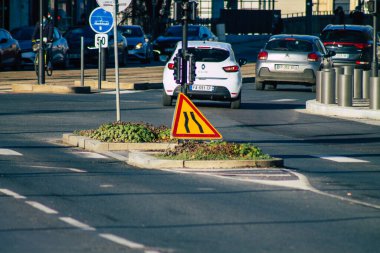 Reims şehir merkezindeki karayolu kullanıcısına bilgi sağlamak için karayolu kenarında veya üzerinde dikilmiş sokak tabelaları veya yol işaretleri görüntüsü Fransa 09 Ocak 2021 Reims