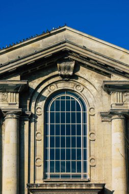 Reims 'de bulunan tarihi bir binanın dış cephesi, Fransa' nın Grand Est bölgesindeki bir şehir ve Avrupa 'nın en eskilerindendir.