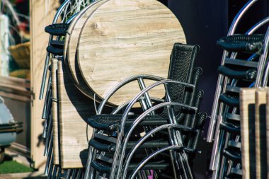 Reims France 09 Ocak 2021 Coronavirus salgınının Fransa 'yı etkilemesinin ardından hükümet tarafından kapatılmış bir bar ve sandalye manzarası