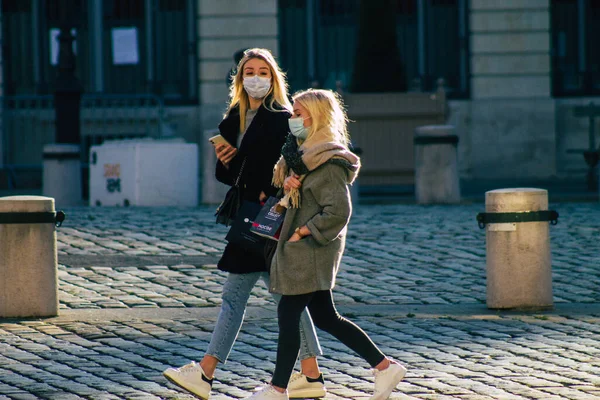 ランスフランス2021年1月9日フランスに影響を与えるパンデミックの間 ランスの通りを歩くコロナウイルスから身を守るために顔マスクを持つ未確認の歩行者の眺め — ストック写真
