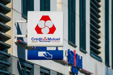 Reims 'de bir dükkan, Fransa' nın Grand Est bölgesinde yer alan ve Avrupa 'nın en eski şehirlerinden biri olan bir dükkanın cephesinde ticari tabela görüntüsü 9 Ocak 2021' de Fransa 'yı gösteriyor.