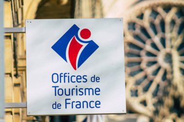 Reims 'de bir dükkan, Fransa' nın Grand Est bölgesinde yer alan ve Avrupa 'nın en eski şehirlerinden biri olan bir dükkanın cephesinde ticari tabela görüntüsü 9 Ocak 2021' de Fransa 'yı gösteriyor.