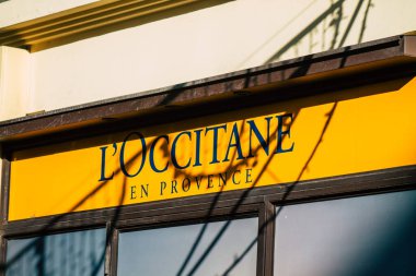 Reims 'de bir dükkan, Fransa' nın Grand Est bölgesinde yer alan ve Avrupa 'nın en eski şehirlerinden biri olan bir dükkanın cephesinde ticari tabela görüntüsü 9 Ocak 2021' de Fransa 'yı gösteriyor.