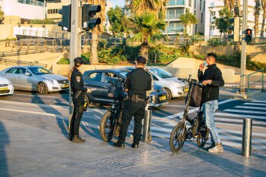 Tel Aviv İsrail 10 Ocak 2021 Tel Aviv 'de bir İsrail polisinin Coronavirus salgını sırasında İsrail' de geniş çaplı karantina uygulamak için Tel Aviv sokaklarındaki insanları kontrol edişi