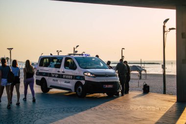 Tel Aviv İsrail 10 Ocak 2021 Tel Aviv 'de bir İsrail polisinin Coronavirus salgını sırasında İsrail' de geniş çaplı karantina uygulamak için Tel Aviv sokaklarındaki insanları kontrol edişi