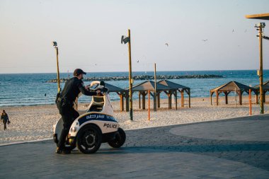 Tel Aviv İsrail 10 Ocak 2021 Tel Aviv 'de bir İsrail polisinin Coronavirus salgını sırasında İsrail' de geniş çaplı karantina uygulamak için Tel Aviv sokaklarındaki insanları kontrol edişi