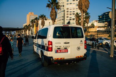 Tel Aviv İsrail 10 Ocak 2021 'de İsrail' deki Coronavirus salgını sırasında Tel Aviv sokaklarından geçen geleneksel bir İsrail polis arabasının görüntüsü