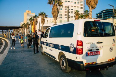 Tel Aviv İsrail 10 Ocak 2021 'de İsrail' deki Coronavirus salgını sırasında Tel Aviv sokaklarından geçen geleneksel bir İsrail polis arabasının görüntüsü