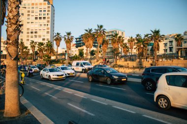 Tel Aviv İsrail 10 Ocak 2021 Coronavirus salgını sırasında Tel Aviv sokaklarındaki şehir trafiğini gösteriyor.