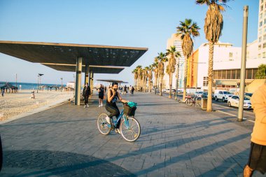 Tel Aviv İsrail 10 Ocak 2021 İsrail Kilisesi tecrit ve Coronavirüs salgını sırasında Tel Aviv sokaklarında yürüyen kimliği belirsiz İsrail halkının görüntüsü İsrail 'i vurdu.