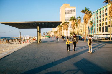 Tel Aviv İsrail 10 Ocak 2021 İsrail Kilisesi tecrit ve Coronavirüs salgını sırasında Tel Aviv sokaklarında yürüyen kimliği belirsiz İsrail halkının görüntüsü İsrail 'i vurdu.