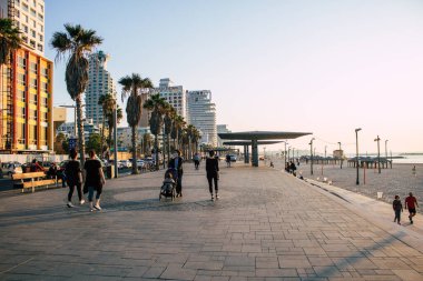 Tel Aviv İsrail 10 Ocak 2021 İsrail Kilisesi tecrit ve Coronavirüs salgını sırasında Tel Aviv sokaklarında yürüyen kimliği belirsiz İsrail halkının görüntüsü İsrail 'i vurdu.