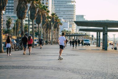 Tel Aviv İsrail 10 Ocak 2021 İsrail Kilisesi tecrit ve Coronavirüs salgını sırasında Tel Aviv sokaklarında yürüyen kimliği belirsiz İsrail halkının görüntüsü İsrail 'i vurdu.