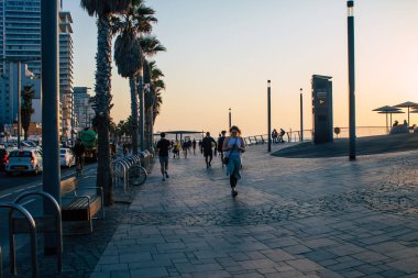 Tel Aviv İsrail 10 Ocak 2021 İsrail Kilisesi tecrit ve Coronavirüs salgını sırasında Tel Aviv sokaklarında yürüyen kimliği belirsiz İsrail halkının görüntüsü İsrail 'i vurdu.