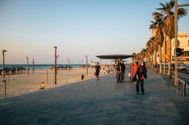 Tel Aviv İsrail 10 Ocak 2021 İsrail Kilisesi tecrit ve Coronavirüs salgını sırasında Tel Aviv sokaklarında yürüyen kimliği belirsiz İsrail halkının görüntüsü İsrail 'i vurdu.