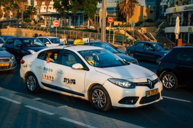 Tel Aviv İsrail 10 Ocak 2021 'de İsrail' deki Coronavirus salgını ve tecrit sırasında Tel Aviv sokaklarından geçen geleneksel bir İsrail taksisinin görüntüsü