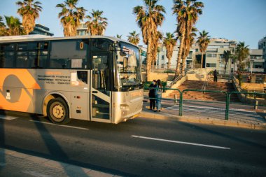 Tel Aviv İsrail 10 Ocak 2021 İsrail 'de Coronavirus salgını ve tecrit sırasında Tel Aviv sokaklarından geçen bir İsrail halk otobüsünün görüntüsü