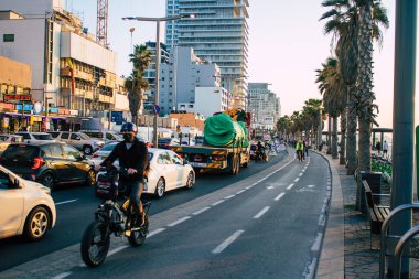 Tel Aviv İsrail 10 Ocak 2021 Kilit altındayken ve Coronavirus salgını İsrail 'i vurduğunda Tel Aviv sokaklarında dolaşan kimliği belirsiz insanların görüntüsü