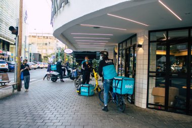 Tel Aviv İsrail 13 Ocak 2021 Kilit altındayken ve Coronavirus salgını İsrail 'i vurduğunda Tel Aviv sokaklarında dolaşan kimliği belirsiz insanların görüntüsü