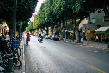 Tel Aviv İsrail 13 Ocak 2021 Kilit altındayken ve Coronavirus salgını İsrail 'i vurduğunda Tel Aviv sokaklarında dolaşan kimliği belirsiz insanların görüntüsü