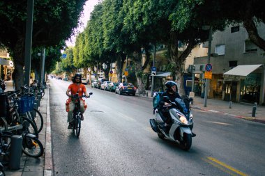 Tel Aviv İsrail 13 Ocak 2021 Kilit altındayken ve Coronavirus salgını İsrail 'i vurduğunda Tel Aviv sokaklarında dolaşan kimliği belirsiz insanların görüntüsü