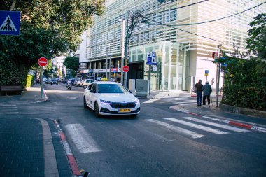 Tel Aviv İsrail 13 Ocak 2021 'de İsrail' deki Coronavirus salgını ve tecrit sırasında Tel Aviv sokaklarından geçen geleneksel bir İsrail taksisinin görüntüsü