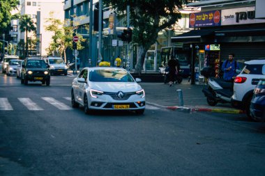 Tel Aviv İsrail 13 Ocak 2021 'de İsrail' deki Coronavirus salgını ve tecrit sırasında Tel Aviv sokaklarından geçen geleneksel bir İsrail taksisinin görüntüsü