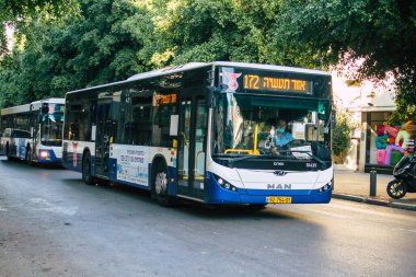 Tel Aviv İsrail 13 Ocak 2021 İsrail 'de Coronavirus salgını ve tecrit sırasında Tel Aviv sokaklarından geçen bir İsrail halk otobüsünün görüntüsü