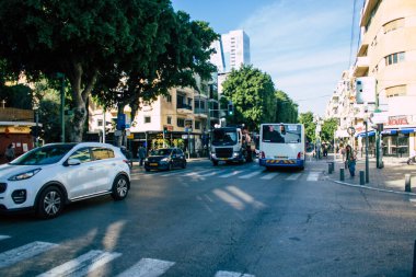 Tel Aviv İsrail 13 Ocak 2021 İsrail 'de Coronavirus salgını ve tecrit sırasında Tel Aviv sokaklarından geçen bir İsrail halk otobüsünün görüntüsü