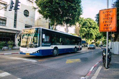 Tel Aviv İsrail 13 Ocak 2021 İsrail 'de Coronavirus salgını ve tecrit sırasında Tel Aviv sokaklarından geçen bir İsrail halk otobüsünün görüntüsü