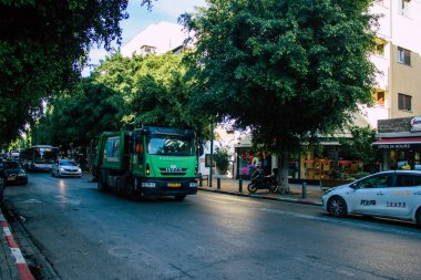 Tel Aviv İsrail 13 Ocak 2021 Coronavirus salgını sırasında Tel Aviv sokaklarında dolaşan yeşil bir çöp kamyonunun görüntüsü İsrail 'i vurdu.