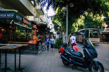 Tel Aviv İsrail 13 Ocak 2021 Tel Aviv 'deki tecrit ve Coronavirüs salgını sırasında İsrail sokaklarında yürüyen kimliği belirsiz İsrail halkının görüntüsü