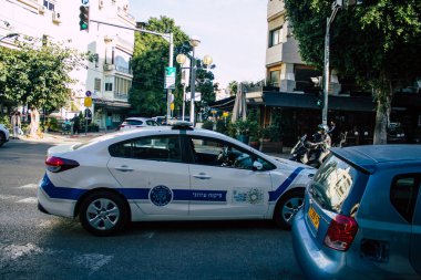 Tel Aviv İsrail 13 Ocak 2021 'de İsrail' deki Coronavirus salgını sırasında Tel Aviv sokaklarından geçen geleneksel bir polis aracının görüntüsü